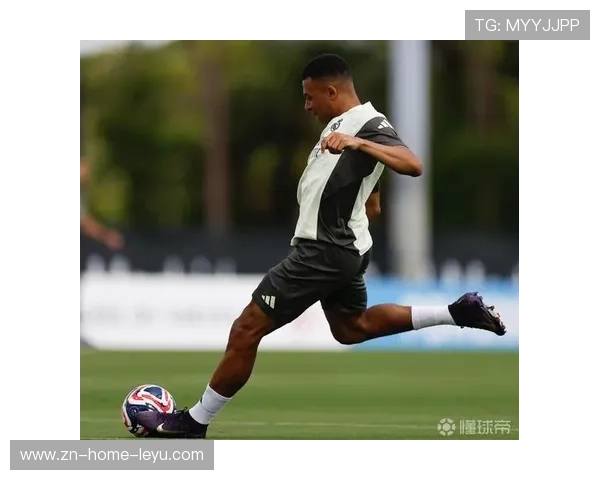 姆巴佩训练间隙为粉丝签名写下鼓励的话语