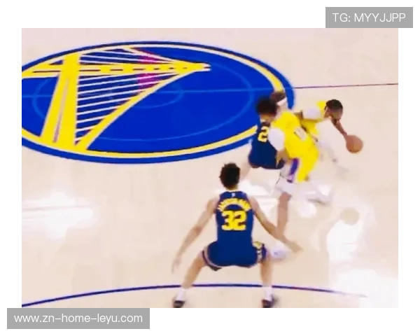 小拉塞尔分球助攻队友轻松暴扣