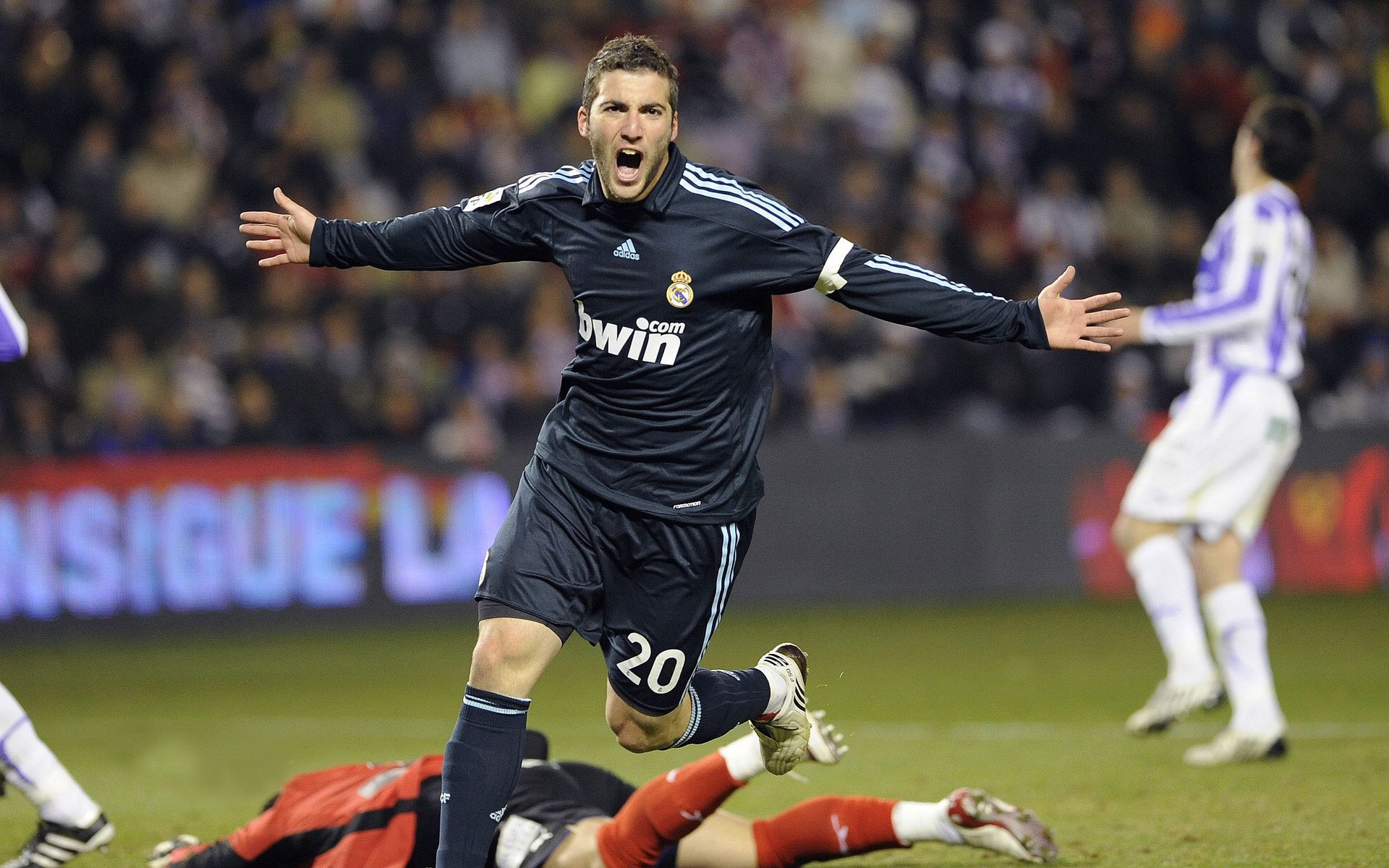 乐鱼体育app官网入口-世界杯现场高潮不断：奇迹瞬间点燃全场热情，世界杯超燃视频