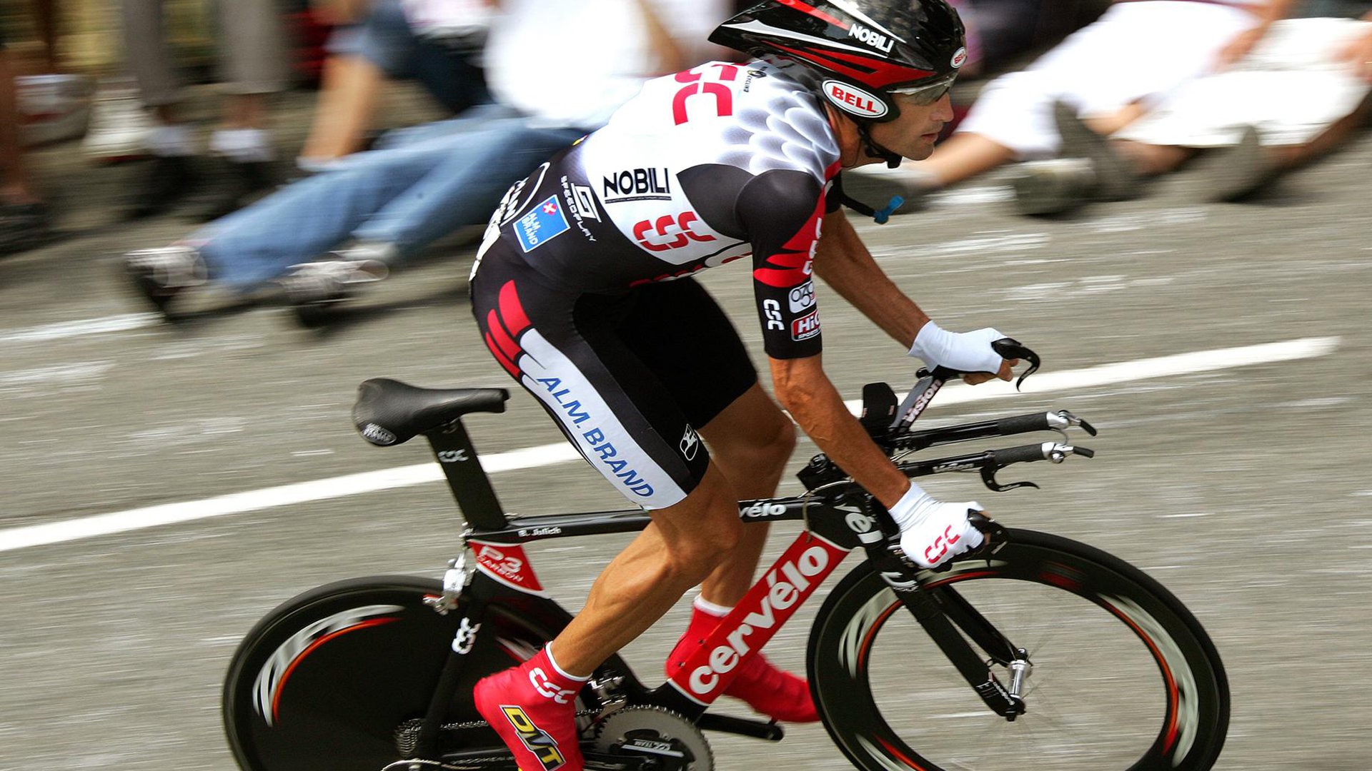 乔治·巴尔:他不仅能在防线上阻挡对手,还能通过精准的传球带动进攻